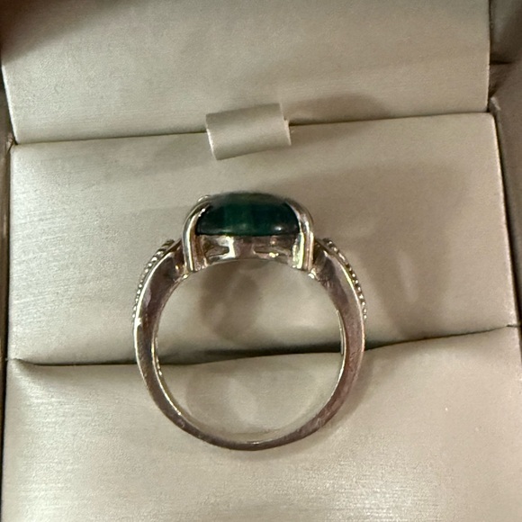 Elegant Silver and Green Gemstone Ring - Picture 4 of 4